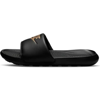 Afbeelding van Nike Sportswear Victori ONE Slide Unisex Muiltjes, Maat: 38.5, Black/metallic gold Hoogwaardig imitatieleer