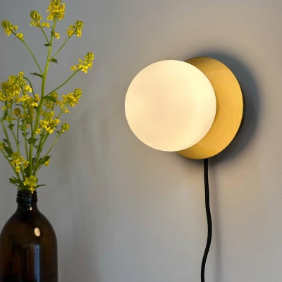 Afbeelding van Dyberg Larsen wandlamp Sia, opaal/messingkleurig, Ø 12 cm