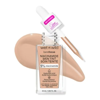 Afbeelding van Wet n Wild Bare Focus Niacinamide Skin Tint, lichte foundation met modulaire formule, verrijkt hyaluronzuur en vitamine E voor een stralende look, licht medium zand