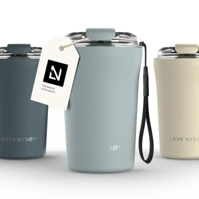 Afbeelding van LARS NYSØM &#039;Rørelse&#039; Thermo Coffee Mug to go 380ml BPA vrij Met Isolatie Draagriem &amp; Tritan Deksel Sky Blue