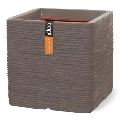 Afbeelding van Capi Europe Bloempot vierkant Rib NL 50x50 Warm taupe Opening Ø42 voor binnen en buiten Levenslang garantie Breukbestendig 100% Recyclebaar CO2 Neutraal geproduceerd KWTR904