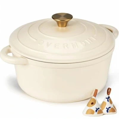 Afbeelding van Overmont Cocotte van geëmailleerd gietijzer, braadpan 4,5 liter met deksel en katoenen pannenlappen, robuust kookgerei voor stoven, stoofschotels, braden, brood bakken, wit