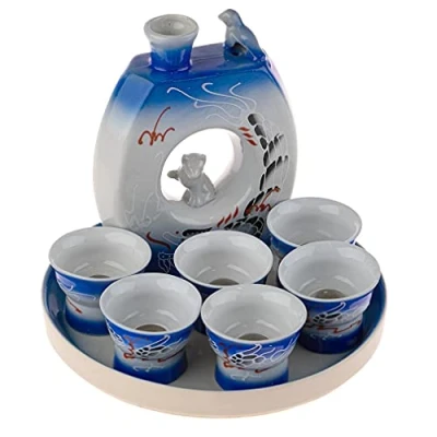 Afbeelding van lachineuse Sakeservies voor dames met 6 sake kommen, karaf &amp; dienblad Japanse glazen Chinees flirterig cadeau idee Traditionele sakeservice in Japan porselein blauw