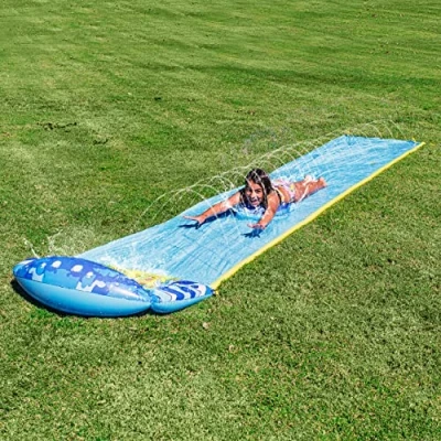 Afbeelding van JOYIN Slip and Slide waterglijbaan 585 cm x 90 met 1 bodyboard, voor kinderen, zomerspeelgoed geïntegreerde sproeier tuin en buiten