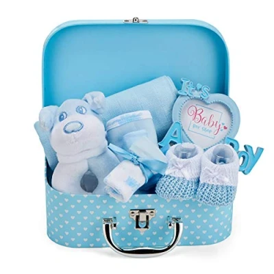 Image de Baby Box Shop Coffret Naissance pour bébé Garçon avec Cadeaux Bébés Incluant Hochet Cadre photo Linge de Mousseline Bavoir Paire Chaussettes Mitaines et Bonnet
