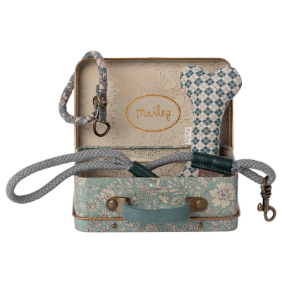 Afbeelding van Maileg knuffelhond accessoires met koffer blue