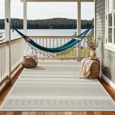 Afbeelding van Vloerkleed voor buiten of balkon en terras In Beige 240x340 cm Tapijt geschikt Outdoor Rechthoekig Weer UV bestendig Tuintapijt Buitentapijt CALGARY kleed by The Carpet