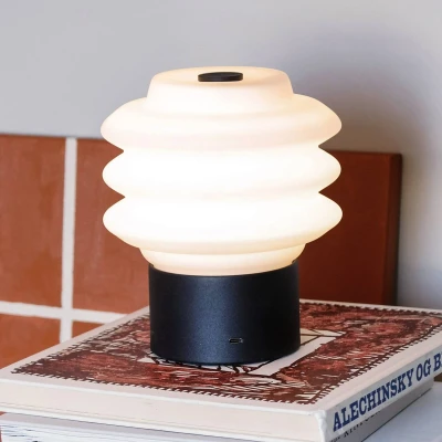 Afbeelding van Dyberg Larsen LED tafellamp Diva, wit/zwart