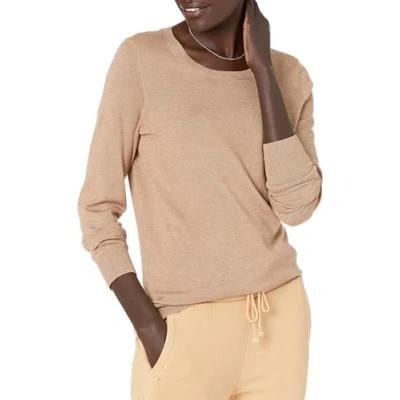 Image de Amazon Essentials Chandail léger à manches longues et encolure ras du cou pour femme (disponible en grande taille), camel chiné, taille XS
