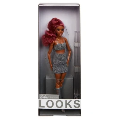 Afbeelding van Barbie Signature HCB77 Beweegbare verzamelpop met krullend rood haar, gekleed glinsterende crop top en rok, verzamelspeelgoed