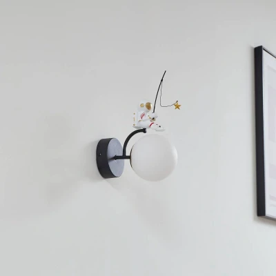 Afbeelding van Lindby Kosmo wandlamp, kunststof, astronaut, 30 cm hoog