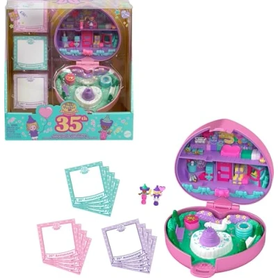 Image de Polly Pocket Coffret 35e anniversaire de collection, jeu avec 2 poupées, 3 tampons pour les fêtes et 12 cartes lettre, gâteau ballons inclus, jouet enfants, 4+ ans, HWP20