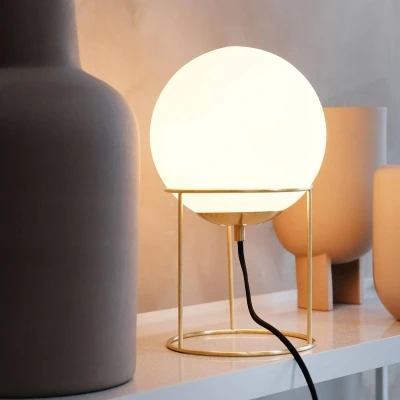 Afbeelding van Dyberg Larsen tafellamp Madrid, opaal/messingkleurig, 34 cm