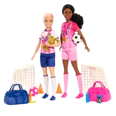 Afbeelding van BARBIE Voetbalspeelset: 2 poppen en 15 accessoires voor plezier, doelen, kegels, voetbalballen, snacks, waterflessen, medailles, trofee, sporttassen, kinderen
