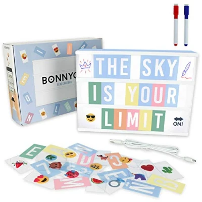 Afbeelding van Blauwe Led Lichtbak met 400 Letters, Emojis &amp; 2 Markers, USB A4 Lightbox Jongens Kamer Babyborrel Letterbak Origineel Geschenk voor Verjaardagen, Kerstmis en Sinterklaas