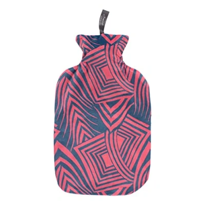 Afbeelding van Fashy warmwaterkruik met pluchen hoes in abstract geo, rood/navy blauw, 2,0 L