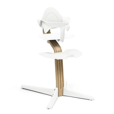 Afbeelding van Stokke Nomi stoel (eiken/wit) + babyset (wit) bevordert actief zitten en biedt grip terwijl de baby leert ondersteunt tot 150 kg