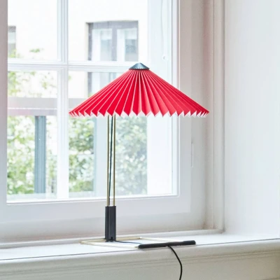 Afbeelding van HAY Matin 300 LED tafellamp met plooi, lichtrood