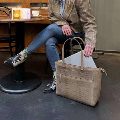 Afbeelding van Leren laptoptas dames 15 inch taupe croco MŌSZ Viona