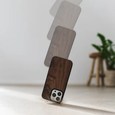 Afbeelding van Woodcessories Magnetic Wooden Case geschikt voor iPhone 14 Plus ingelegd met echt walnoot hout MagSafe en draadloos laden