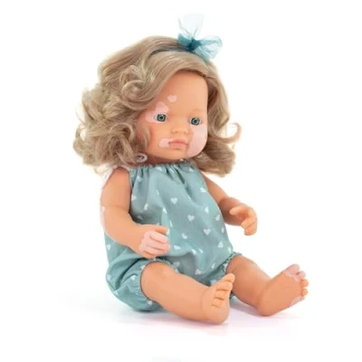 Afbeelding van ML Poppen: POP MF&amp;M EUROPEES MEISJE met VITILIGO 38cm, incl. vriendschapsarmband stickers, vanillegeur, waterdicht, anatomisch correct, in vinyl, geschenkdoos. Made Spain, 10m+