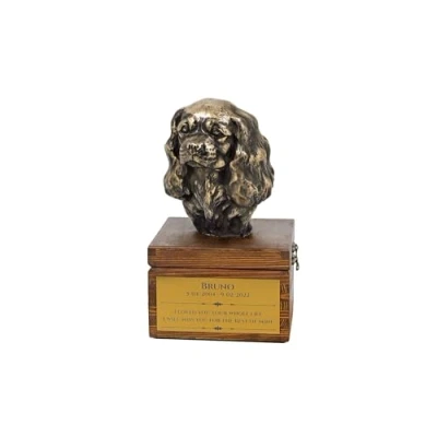 Afbeelding van Cavalier King Charles Spaniel urn hond met beeldje voor hondenas
