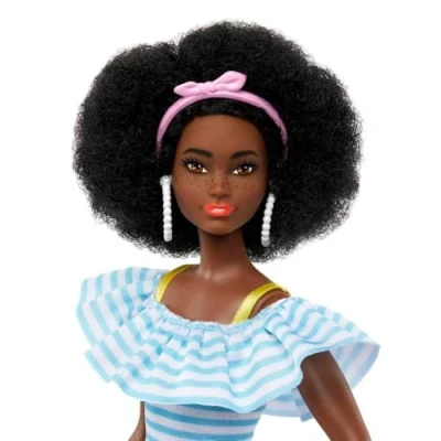 Image de Barbie Day &amp; Play Rollers Tendance, Poupee Mannequin avec des Rollers, Une Tenue Accessoires Et Un Chiot, Coupe Afro Naturelle Jouet Enfant, Dès 3 Ans, HPL77