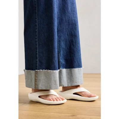 Afbeelding van Crocs Mellow Recovery Teensandalen, Dames, Maat: 39/40, Stucco Kunststof