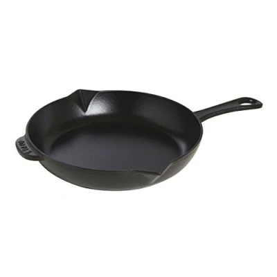 Afbeelding van STAUB Braadpan van zwart gietijzer, 26 cm, met schenktuit, geschikt voor alle warmtebronnen