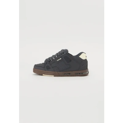 Afbeelding van Globe Sabre Skateschoenen, Heren, Maat: 45, Lead/gum Leer en imitatieleer