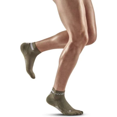 Afbeelding van CEP The Run Low Compression Socks voor heren, korte hardloopsokken met compressie, regenererende compressiesokken Olijfgroen