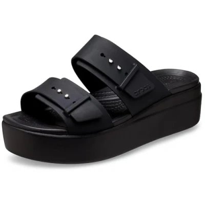 Afbeelding van Crocs Brooklyn Buckle Low Wedge Damessandalen, zwart.
