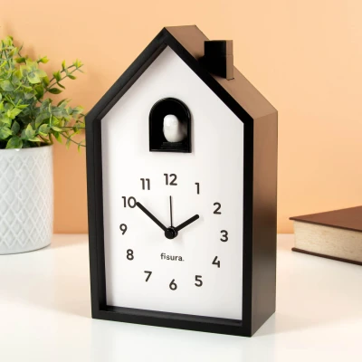 Afbeelding van Fisura Wekker cuco huis wit en zwart. Originele analoge wekker. Naaldwekker, met sluimerknop, licht. Bediening: 3 AA batterijen (niet inbegrepen)