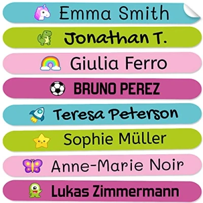 Afbeelding van 50 gepersonaliseerde naamstickers voor het markeren van potloden en balpennen. Kleurrijke waterdichte vinyl zelfklevende etiketten kinderen jongeren op school kleuterschool. Afmetingen 4,6 x 0,6 cm.