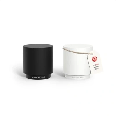 Afbeelding van LARS NYSØM Zout en peperstrooier van roestvrij staal in modern minimalistisch design, eenvoudig bijvullen (zwart/wit)