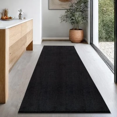 Afbeelding van Vloerkleed voor woonkamer of slaapkamer in zwart 80x300 cm Modern en zacht kortpolig tapijt Rechthoekig Antislip onderkant Wasbaar tot 30 Graden Rug for bedroom or living room RELAX kleed by The Carpet