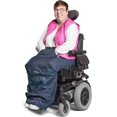 Afbeelding van MyBlanket Zomer L/XL, compact en licht, wind waterdicht rolstoeldeken, snel geplaatst zonder op te staan uit de rolstoel, voor manuele én elektrische rolstoel; 38 x 24 8 cm ; 0,515 kg, wasbaar 30C Night Blue met Paarse rits