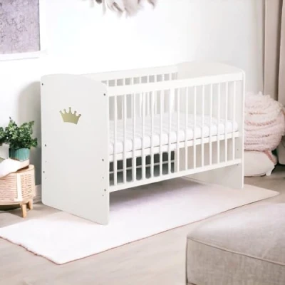 Afbeelding van KMbaby K2 KOR babybed 120 x 60 cm met witte matras gouden kroon, lattenbodem, 3 niveaus in hoogte verstelbaar, grenen gelakt