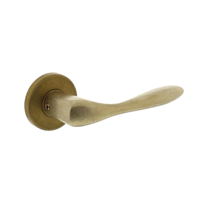 Afbeelding van Deurkruk Banaan met rozet ø49x7mm verdekt messing getrommeld