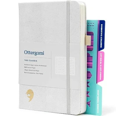 Afbeelding van Ottergami Notitieboek A5 Notebook Journal met Puntjes Hoogwaardig Dik Papier 150g/m2 144 pagina’s Bullet Crème kleur Gestippeld Dagboek Vegan Lederen Kaft Elastiek Hardcover
