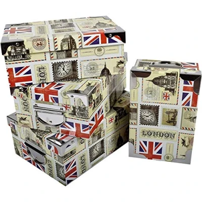 Afbeelding van 2.J. London, set van 3 bedrukte kartonnen opbergdozen Decor UK, Engeland, Londen met metalen hoeken en handgrepen. Afmetingen: L 42 x 30 16 cm M 40 20,5 15 S 38 26,5 14