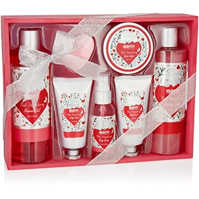 Afbeelding van BRUBAKER Cosmetics 8 Delig Bad en Douche Set Aardbei Sweet Love in Deco Houten Mandje Cadeautip Vrouw Cadeau Idee Verzorgingsset Cadeauset met Bloemen Design Roze Moederdag cadeautje