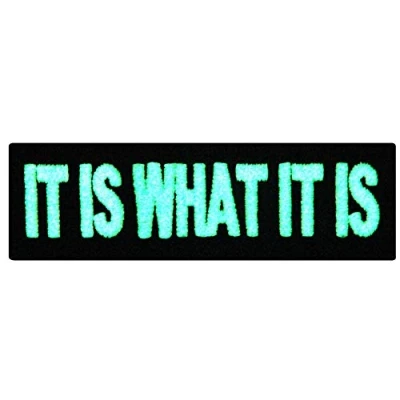 Afbeelding van geborduurde patch &#039;It is what it is&#039;, om op te strijken of naaien