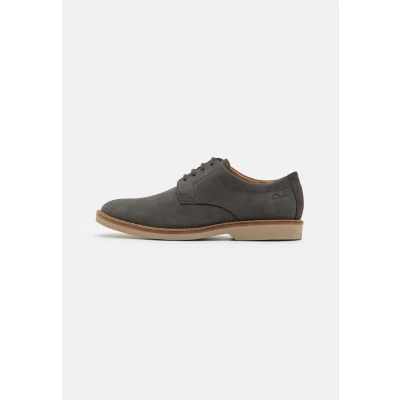 Afbeelding van Clarks Atticus Veterschoenen, Heren, Maat: 47, Dark grey Nubukleer