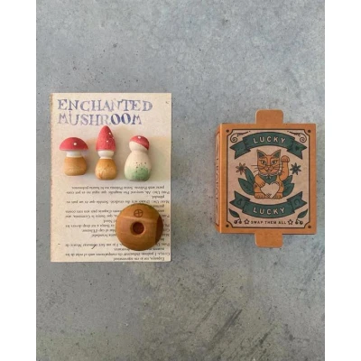 Afbeelding van Grapat verrassingsdoosje met houten figuren editie 3 assorti