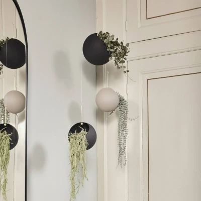 Afbeelding van AYTM Globe bloempot, hangend, Ø 17 cm, zwart, aluminium
