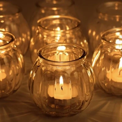 Afbeelding van Belle Vous Theelichthouder van Helder Glas met Wit Lint (12 Stuks) Votief Theelichthouders, Ideaal Voor Bruiloften, Feesten, Woondecoraties, Tafeldecoraties en Geschenken
