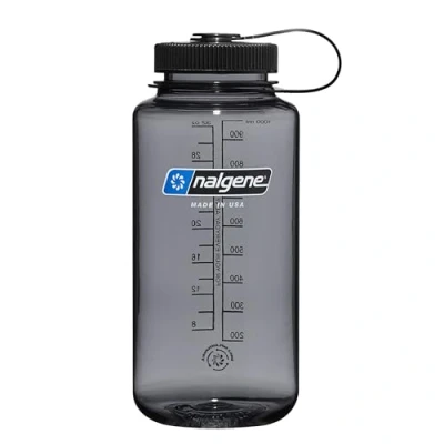 Image de Nalgene Sustain Tritan Bouteille d&#039;eau sans BPA fabriquée avec des matériaux dérivés de 50% déchets plastiques, 946 ml, large ouverture, gris couvercle noir