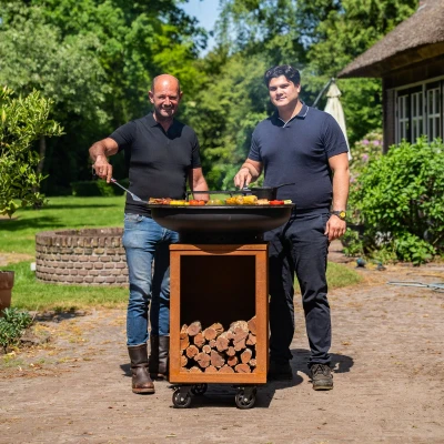 Afbeelding van RJRoyal Living BBQ Plancha Grill Hermano XXL Blackline Cortenstaal Met pook en houtopslag Ø80cm 8mm