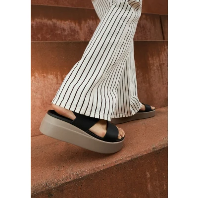 Afbeelding van Crocs Brooklyn LOW Wedge Sandalen met plateauzool, Dames, Maat: 36/37, Black/mushroom Kunststof